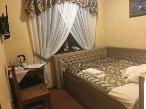 Postel nebo postele na pokoji v ubytování Hotel Dwór Karolówka