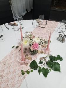 a table with pink candles and flowers on it at Le Cèdre de Soyons in Soyons