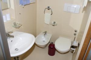 サン・マルティーノ・イン・バディーアにあるCol de Tlamesの白いバスルーム(洗面台、トイレ付)
