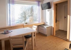Televízia a/alebo spoločenská miestnosť v ubytovaní Winter´s Panoramahäuschen
