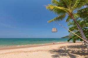 - une plage avec un panier suspendu à un palmier dans l'établissement Eden Beach Khaolak Resort & Spa, à Khao Lak