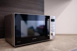a microwave oven sitting on top of a counter at Університетська вулиця Апартам in Uzhhorod