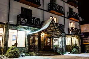 un hôtel sous la neige la nuit dans l'établissement Hotel Pid Strihoju, à Bukovel 94 autres photos