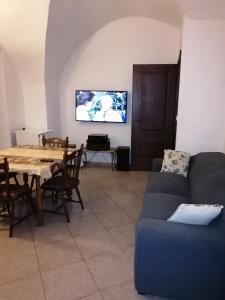 アルベンガにあるLiguria di Ponente Albenga collinaのリビングルーム(ソファ、テーブル、テレビ付)