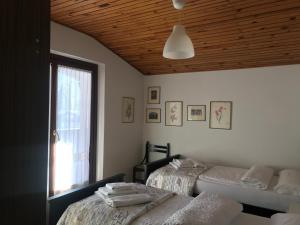 Un pat sau paturi într-o cameră la Residence Alpen Casavacanze
