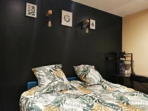 1 dormitorio con cama y pared negra en SLEEP IN COLMAR - Parking - Centre en Colmar