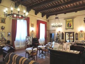 um restaurante com mesas e cadeiras num quarto em Meublé il Riccio em Montepulciano