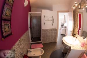 A bathroom at Cala da Lua apartments