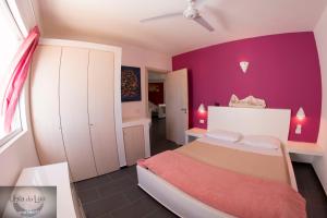 A bed or beds in a room at Cala da Lua apartments