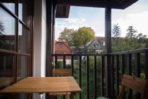 einen Balkon mit einem Tisch und Blick auf einen Hof in der Unterkunft Apartament Kameralny in Kazimierz Dolny