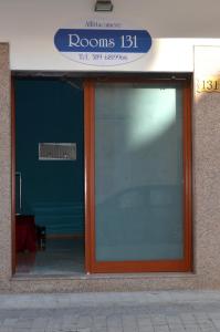 una puerta de cristal de un edificio con un cartel en Rooms131, en Margherita di Savoia