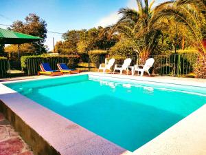 ein Pool mit Stühlen und eine Gruppe von Besuchern in der Unterkunft La Morada Aparts & Suites in Los Cocos