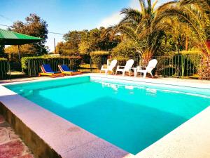 een zwembad met stoelen en een groep blikjes bij La Morada Aparts & Suites in Los Cocos