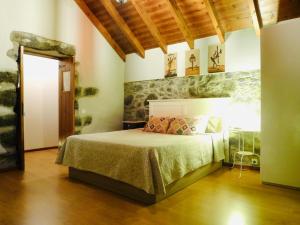 a bedroom with a bed in a room at Atlantis Country House in Calheta