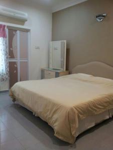 a bedroom with a large bed in a room at Carols Guesthouse near Jonker and Satay Celup in Melaka