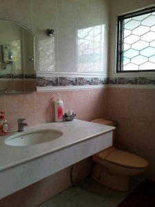 Ett badrum på Carols Guesthouse near Jonker and Satay Celup