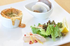 Makanan di atau berdekatan rumah tamu ini