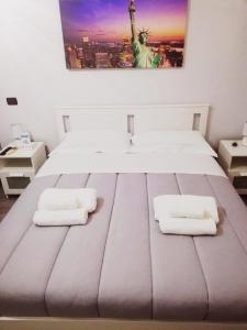 a room with a bed with the statue of liberty at B&B Metropolitan RC in Reggio di Calabria