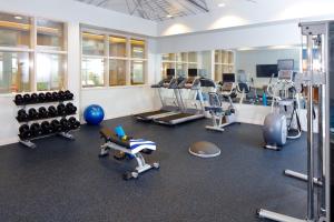 un gimnasio con mucho equipamiento en una habitación en Hotel Indigo Orange Beach - Gulf Shores, an IHG Hotel en Gulf Shores