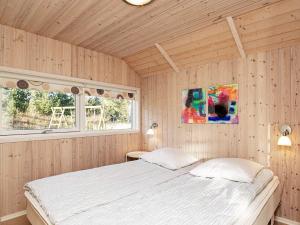 Three-Bedroom Holiday home in Rødby 38 tesisinde bir odada yatak veya yataklar