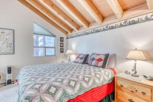 een slaapkamer met een bed en een houten plafond bij Northstar Condo in the Trees in Truckee