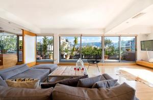 雅典的住宿－5洛夫特城市廣場衛城景觀公寓，客厅配有沙发和桌子