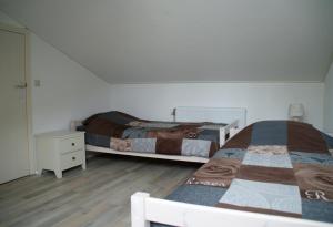 1 Schlafzimmer mit 2 Betten, einer Kommode und einem Bettsenalsenalsenalsenal in der Unterkunft erve Hanebulten in Haaksbergen