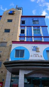 wysoki budynek z niebieskimi oknami na górze w obiekcie HOTEL CIMA Ⅱ ( Adult Only ) w mieście Kotohira
