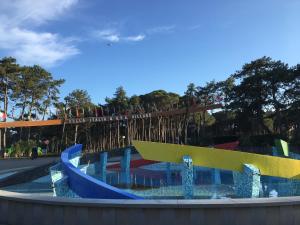 einen Wasserpark mit Rutsche und Spielplatz in der Unterkunft Bella Italia Sport Village in Lignano Sabbiadoro