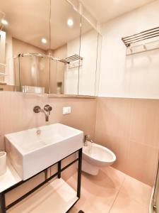 een witte badkamer met een wastafel en een toilet bij A Palermo Sono in Palermo