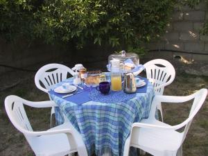 a blue and white table with food and drinks on it at B&B Solanas in Càbras