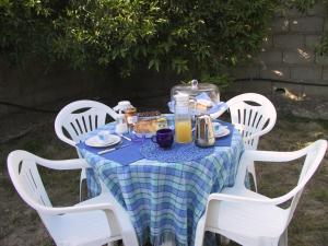 カブラスにあるB&B Solanasの青と白のテーブル(食べ物と飲み物付)