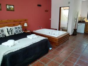 
a hotel room with a bed, a chair, and a mirror at Ruca Lemu in Chascomús
