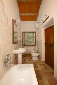 a bathroom with a tub and a sink and a toilet at Casa Vacanze La Meridiana in Serrungarina
