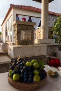 un bol de fruta en una mesa frente a una chimenea en Holiday Home Lazuština Paradise, en Mihanići