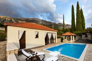 Bazén v ubytování Holiday Home Lazuština Paradise nebo v jeho okolí