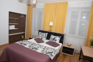a bedroom with a large bed with pillows at Poarta Schei apartment in Braşov