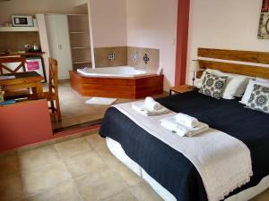 - une chambre avec un lit et une baignoire dans l'établissement Ruca Lemu, à Chascomús