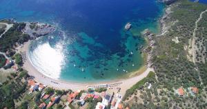 an aerial view of a beach and the ocean at Asmanis Rooms in Tarti