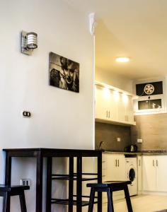 O bucătărie sau chicinetă la Marilyn Studio with Sea View Wi Fi