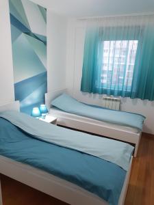 Voodi või voodid majutusasutuse Apartman KEJ BLUE free parking toas
