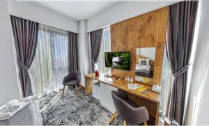 TV a/nebo společenská místnost v ubytování Orange Hotel