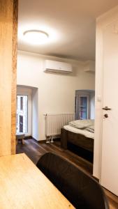 1 dormitorio con 1 cama en una habitación en Bachelor Apartment en Budapest