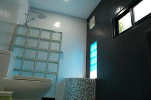 ein Badezimmer mit Toilette und Fenster in der Unterkunft Binlar Home บินหลา โฮม in Nakhon Nayok + 42 Fotos