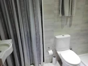 ein Bad mit einem WC, einem Waschbecken und einer Dusche in der Unterkunft Citadel View Studio Penthouse in Kerċem