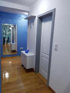 Vannituba majutusasutuses Apartman KEJ BLUE free parking