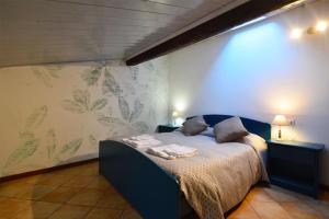 a bedroom with a bed with towels on it at Agriturismo La Filanda in Manerba del Garda