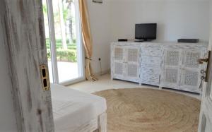 TV a/nebo společenská místnost v ubytování Life Resort St. Thomas Royal Palm