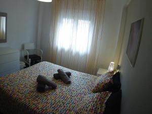 バレンシアにあるLa casita de Pepe - piso compartidoのベッドルーム1室(黒いオブジェクト2つが置かれたベッド1台付)