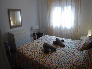 バレンシアにあるLa casita de Pepe - piso compartidoのベッドルーム1室(ベッド1台、タオル2枚付)